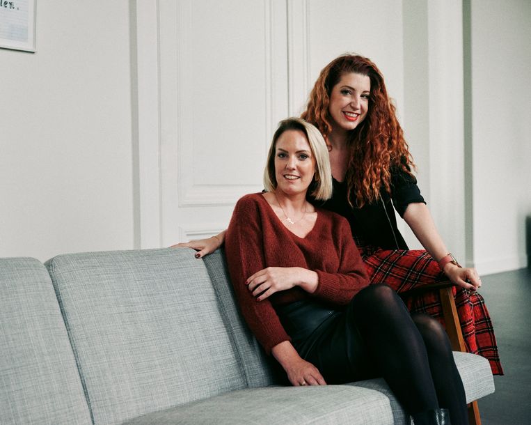 Relatietherapeuten Lore Eerlings en Kaat Bollen schreven het boek 'Eerste hulp bij ontrouw'. ‘Liefde heeft geen 
aan-uitknop, ook niet na ontrouw. Het jammere is dat de omgeving vaak haar oordeel klaar heeft.’
 Beeld Joris Casaer