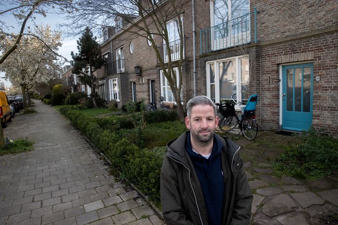 Alle huizen in de Le Sage ten Broeklaan worden als het aan de gemeente ligt gemeentelijk monument. Bewoner Ton van der Putten is daar niet blij mee.