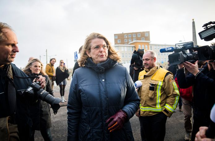 De Haagse burgemeester Pauline Krikke in Scheveningen op nieuwjaarsdag vorig jaar, de dag nadat vreugdevuren op het strand grote schade veroorzaakten.
