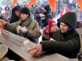 Oekraïners in de rij voor friet van Bennie uit Genemuiden