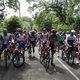 Peloton laat Greipel in zijn eentje briesen en stapt na klein protest schouderophalend op de fiets