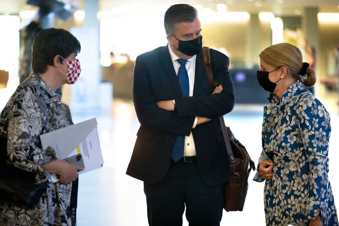 Verkenners Marja van Bijsterveldt (r) en Emile Roemer, hier in een onderonsje met commissaris van de Koning Ina Adema, presenteerden vrijdagochtend hun bevindingen aan Provinciale Staten.