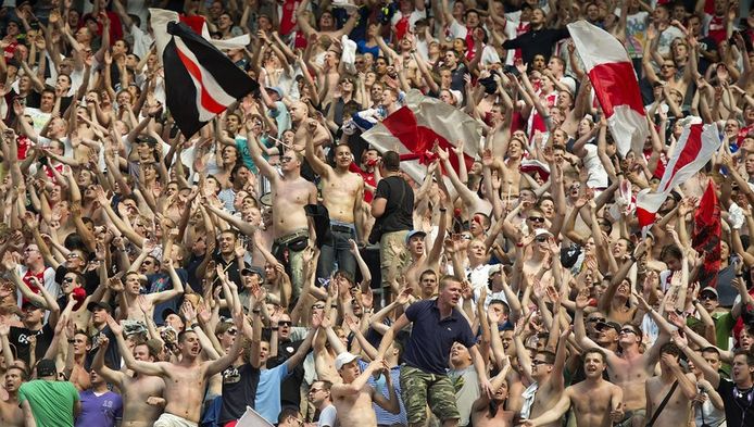 Ajax supporters juichen na de 4-1 overwinning van Ajax op Excelsior.
