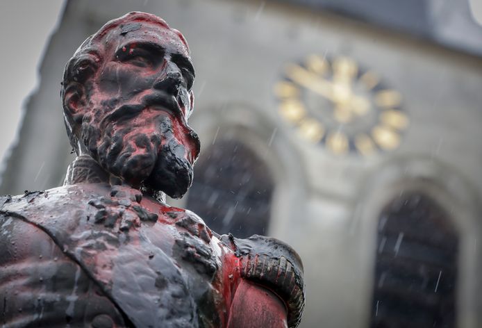 Het standbeeld van koning Leopold II in Ekeren werd deze week besmeurd met verf in in brand gestoken.