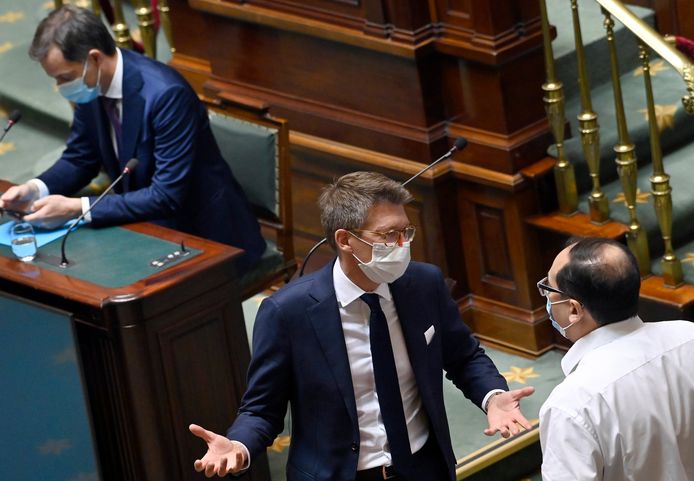 Premier Alexander De Croo (Open Vld, l.), vicepremier Pierre Yves Dermagne (m.) en PS-fractieleider in de Kamer Ahmed Laaouej (r.) in de Kamer (archiefbeeld).