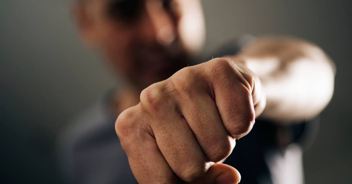 Getuigen filmen mishandeling in Leeuwarden, politie roept op beelden af te staan.