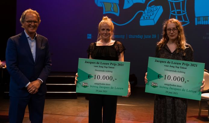 Voorzitter Ton Rombouts rijkte de Jacques de Leeuwprijs 2021 uit aan Roos Pierson en Eveline Vervliet