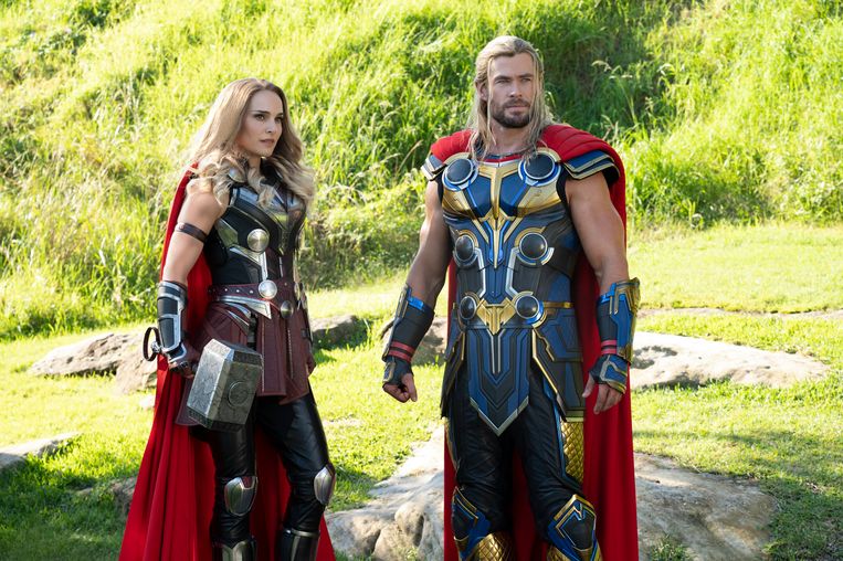 Met Chris Hemsworth in 'Thor: Love and Thunder'. ­Portman: ‘Ik werd 40 toen we de film draaiden, en het was een heerlijk moment in mijn ­leven om te zeggen: ‘Je gaat de fitste, krachtigste versie van jezelf zijn.’ Beeld Jasin Boland