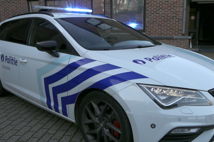 De politie liet de wagen takelen.