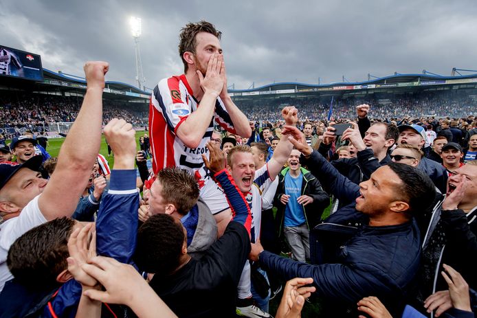 Dé foto waar het om draait: Erik Falkenburg is 'in alle staten' nadat Willem II zich in 2016 heeft gehandhaafd.