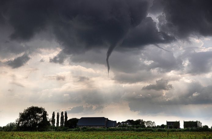 Verscheidene Hoeksche Waarders dachten donderdag even in de bekende tornadofilm Twister te zijn beland toen ze omhoog keken.