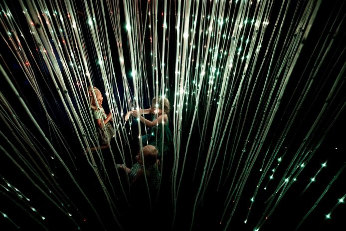 Lichtkunstenaars krijgen in de Eindhovense Piazza de kans om, buiten lichtfestival Glow om, hun installaties te laten beleven.