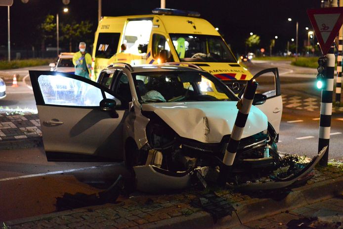 De automobilist en een inzittende raakte gewond bij het ongeluk.