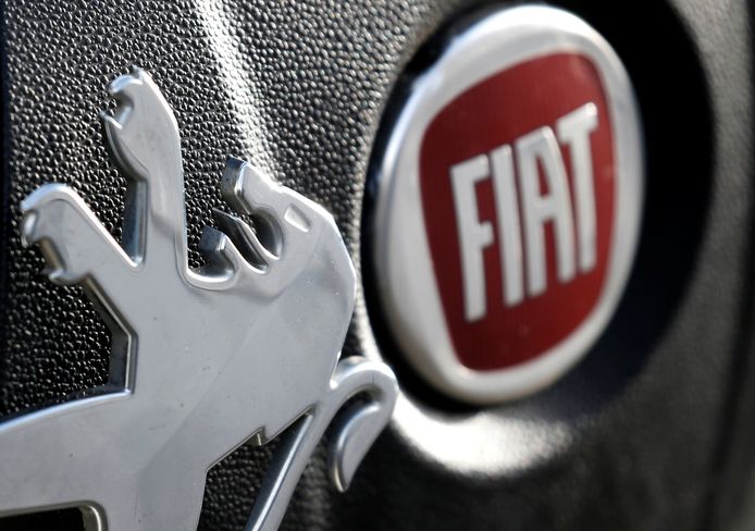 De logo's van Peugeot en Fiat.