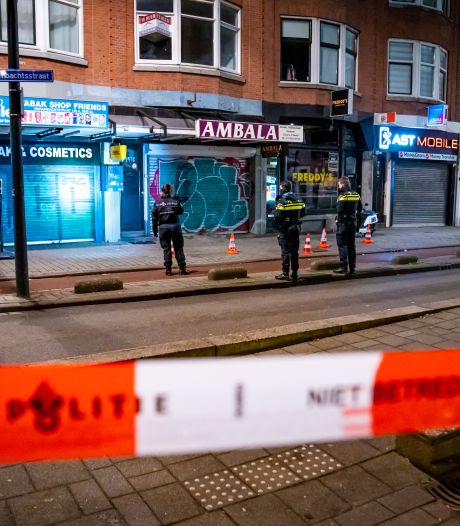 Weer vliegen de kogels over de Vierambachtsstraat, getroffen winkelier: ‘Bang zijn we niet’