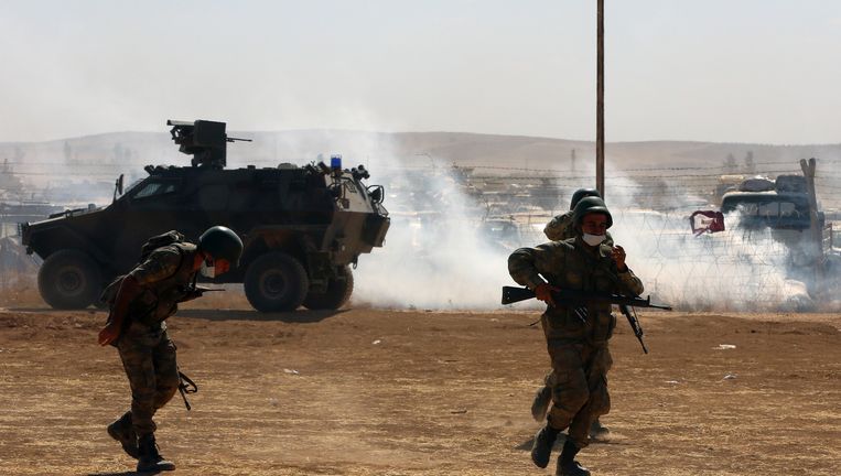 Turkse militairen nabij de grensovergang Suruc, op 15 kilometer van Kobani. Beeld ap