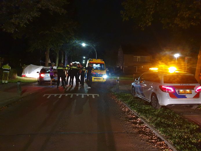 Hulpdiensten op de Oosterweg in Wijchen na het eenzijdige ongeval.
