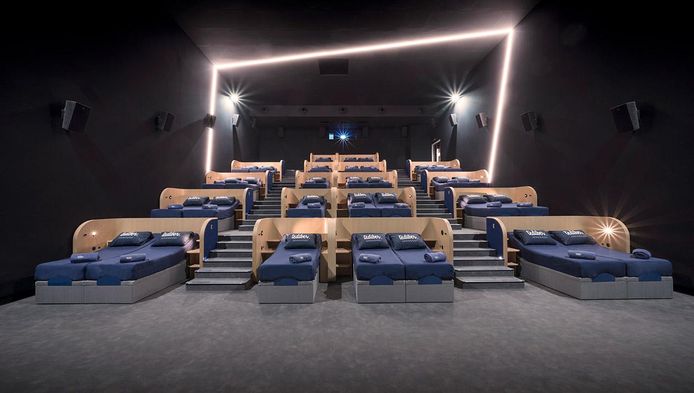une salle de cinema tout confort avec lits et plaids cinema 7sur7 be