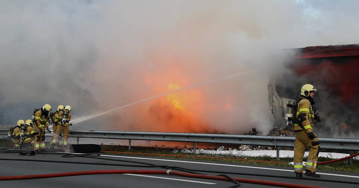 Vrachtwagenchauffeur omgekomen bij ongeluk op A50, weg hele nacht dicht.