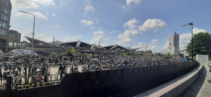 De tijdelijke fietsenstalling van het Stekelenburgplein.