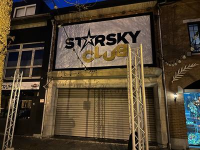 Bewakers zetten bezoeker uit club Starsky, waarna hij terugkomt en schoten lost