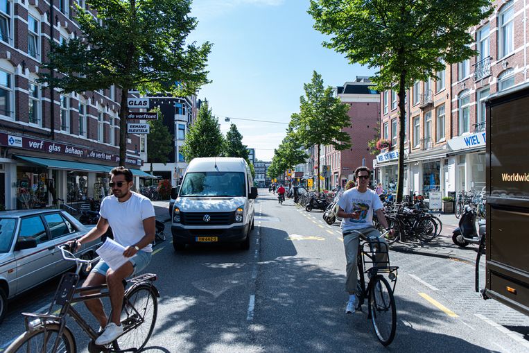 Aan de officiële criteria voor een fietsstraat voldoet de Jan Pieter Heijestraat niet. Beeld Aziz Kawak