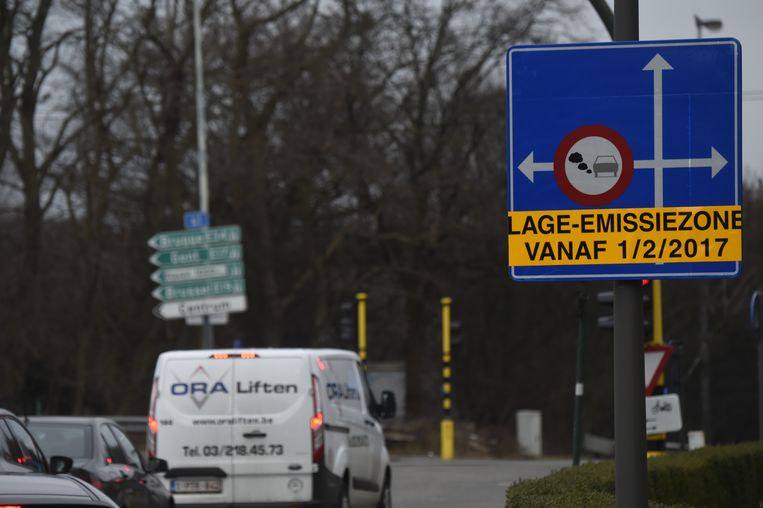 Sinds februari 2017 worden de meest vervuilende wagens en vrachtwagens geweerd uit de Antwerpse binnenstad en Linkeroever.  Beeld Laenen