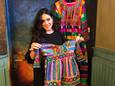 De Tilburgse Layla Alizadah-Lijmbach toont de traditionele feestkledij uit haar geboorteland Afghanistan.