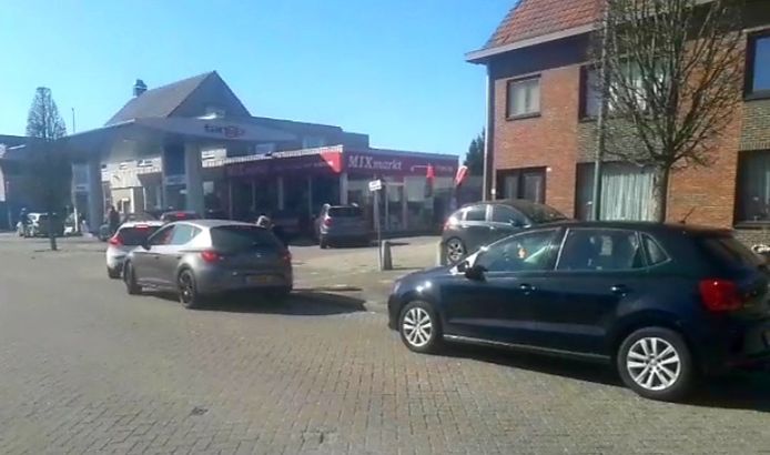 Het was flink aanschuiven zaterdagmiddag aan de tankstations in Baarle Hertog