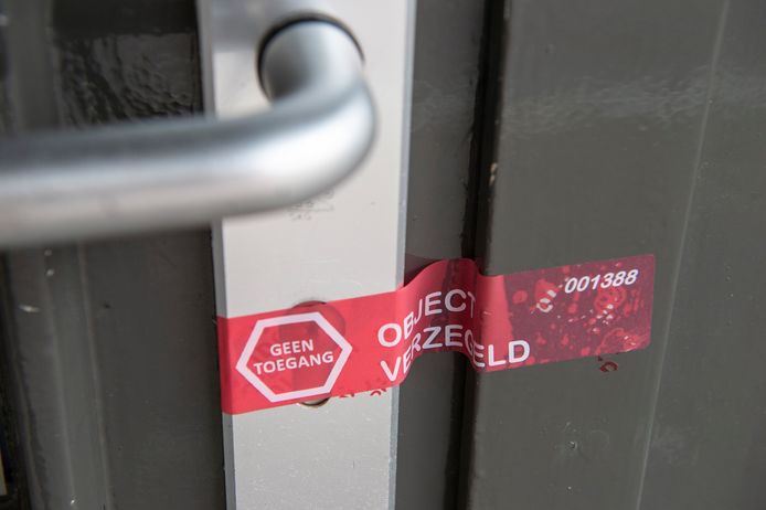 De gemeente Breda heeft de afgelopen week beschoten Zenza Lounge meteen gesloten en verzegeld.