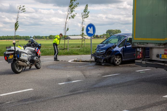 Auto en vrachtwagen botsen op elkaar in Roosendaal