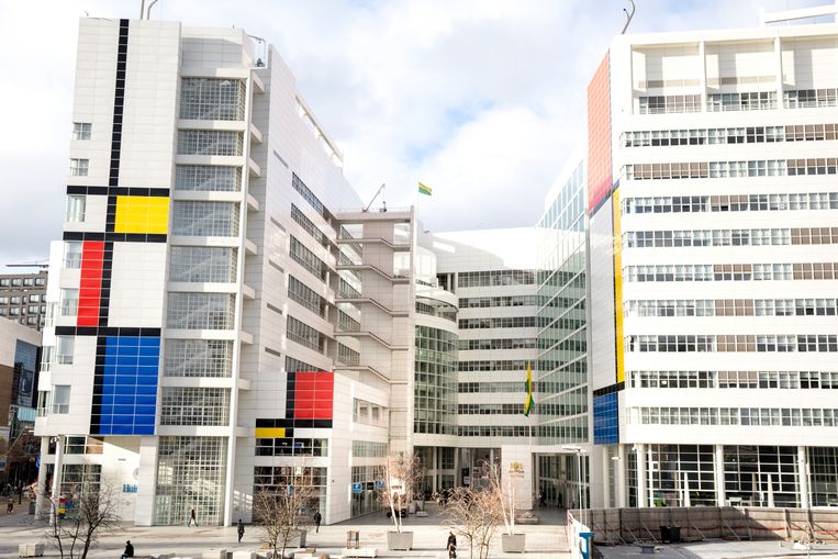 Het stadhuis van Den Haag in een Mondriaans jasje. Op het 'ijspaleis' - bijnaam te danken en zijn witte kleur - zijn de bekende rode, gele en blauwe vlakken van schilder Piet Mondriaan aangebracht.  Beeld ANP