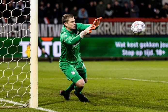 Keeper Nigel Bertrams uitte zich kritisch na de 3-0 nederlaag. Hier stopt hij een schot.