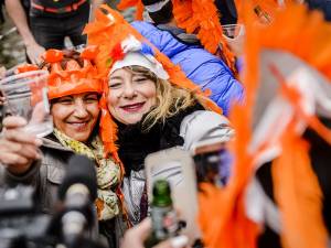 LIVE - Bijna driehonderd lintjes uitgereikt in provincie, Utrechtse vrijmarkt bijna van start 