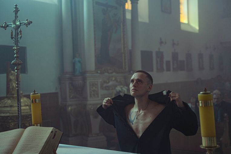 In een Pools dorpje begint de snuivende, feestende en vechtende Daniel  aan zijn nieuwe taak. Beeld Filmdepot