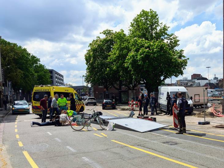 Bouwhek valt om en valt op fietsster in Breda
