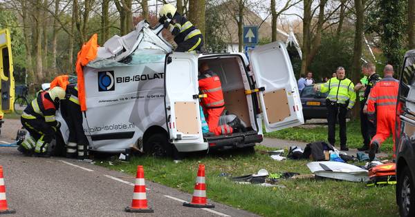 Bestuurder uit auto bevrijd na ernstig ongeluk in Herpen - BD.nl