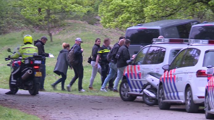 Op de Brunssummerheide, een natuurgebied in het Nederlands-Limburgse Heerlen, zijn vandaag twee doden gevonden. De politie heeft de omgeving afgezet voor onderzoek.