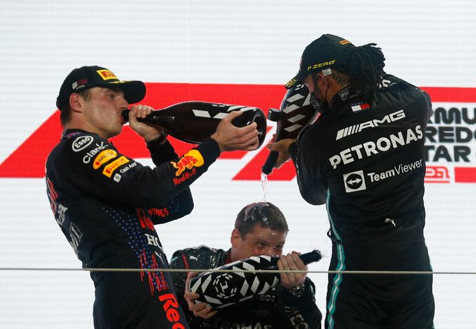 Hamilton aan het feest in Qatar. De titelstrijd blijft met nog twee races te gaan uiterst spannend.