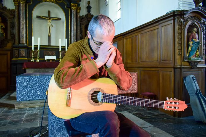 Le guitariste de jazz Quentin Dujardin à l'église de Crupet ce dimanche.
