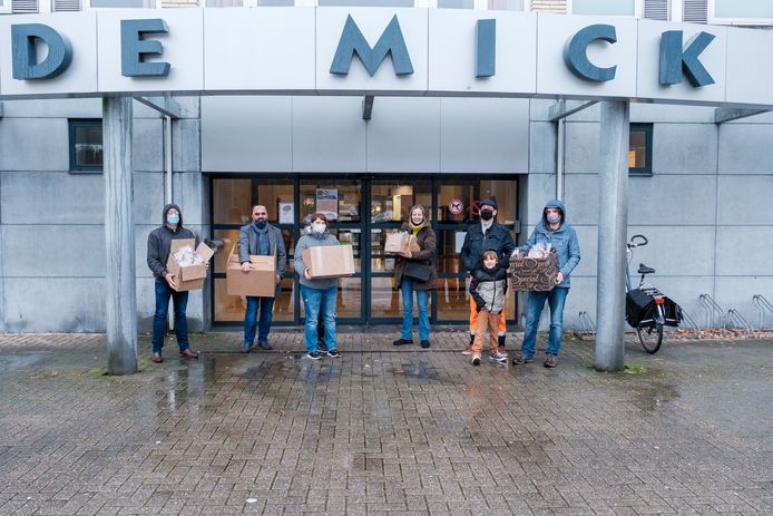 De dokwerkers gingen de pakketten met muffins overhandigen aan het personeel van De Mick.