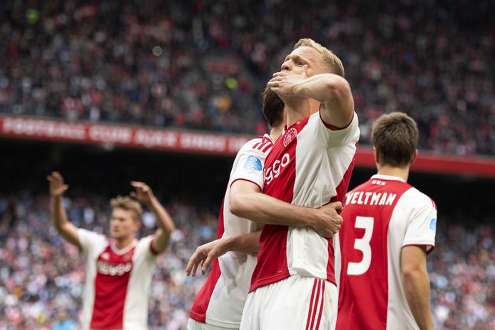 Donny van de Beek van Ajax maakte even voor de pauze de bevrijdende 2-1 voor de Ajacieden.