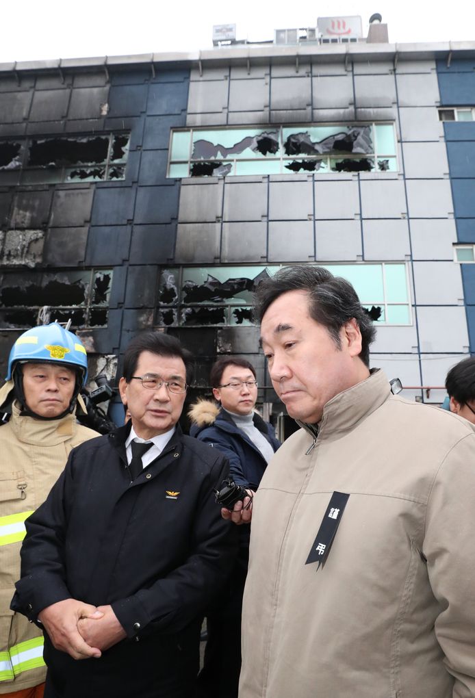 De Zuid-Koreaanse premier Lee Nak-yeon bezoekt de rampplek.