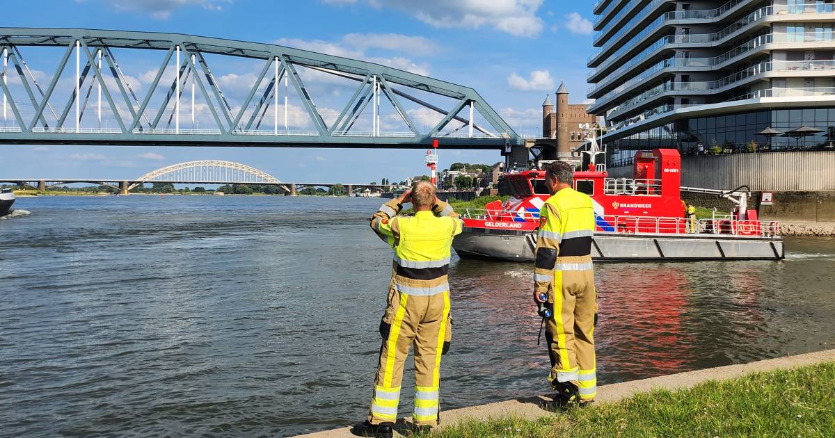 Hulpdiensten massaal in actie rond de Waal, omdat man achter verloren voetbal in rivier aan gaat