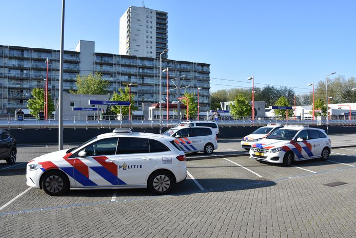 Op last van de politie is het metrostation tijdelijk afgesloten en rijden er geen metro's tussen Hesseplaats en Nieuw Verlaat.