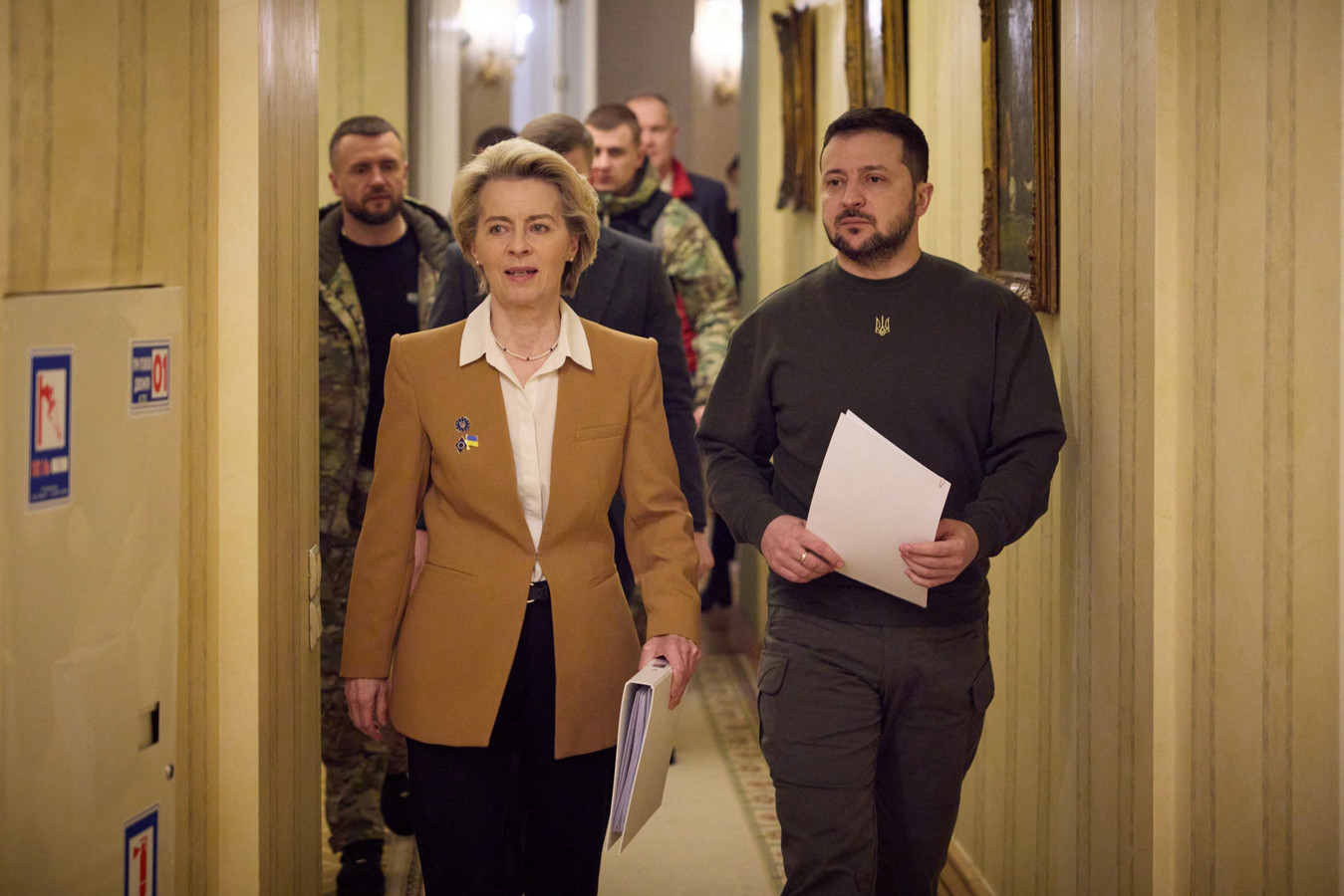 Le président ukrainien, Volodymyr Zelensky reçoit la présidente de la Commission européenne, Ursula von der Leyen à Kiev, Ukraine, le 2 février 2023. Le chef de la Commission européenne a annoncé qu'elle était arrivée à Kyiv avec une équipe de commissaires et des diplomates de haut rang, la veille d'un sommet Ukraine-Union européenne dans ce pays déchiré par la guerre.