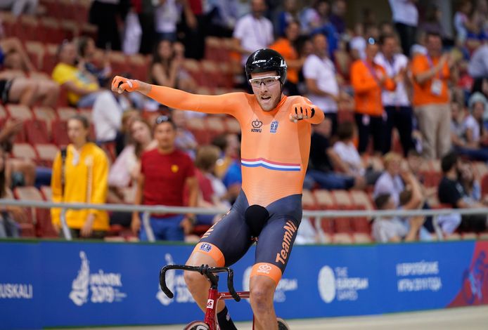 Jan-Willem van Schip viert zijn gouden medaille op de Europese Spelen.