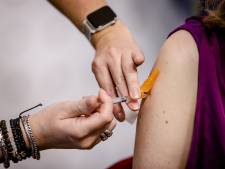 Gezondheidsraad adviseert: bied zorg- en onderwijspersoneel griepvaccin aan