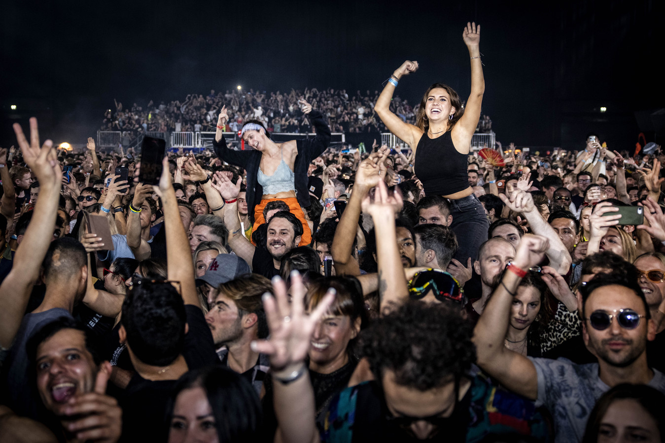Het verlagen van de geluidsnorm van Nederlandse concerten en festivals is niet de oplossing voor het toenemend aantal tinnituspatiënten, zeggen de twee belangrijkste evenementenorganisaties.