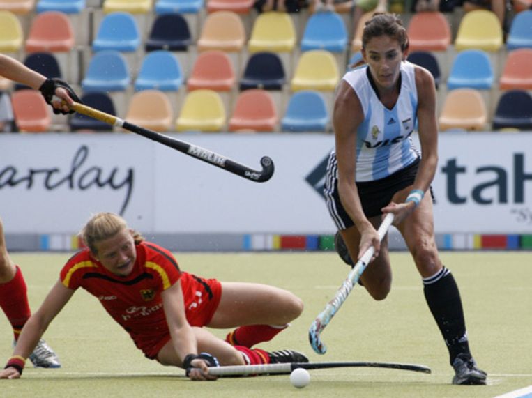 Janine Beermann (links) in duel met Luciana Aymar van Argentinie (Foto: AP) Beeld 